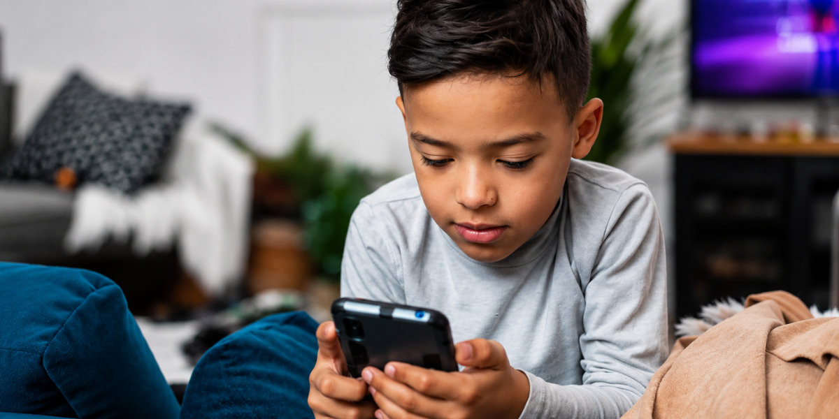 Pakistan Social Media Ban Under 16 Proposed in Punjab Assembly 1 Pakistan social media ban under 16 highlights child using smartphone at home.