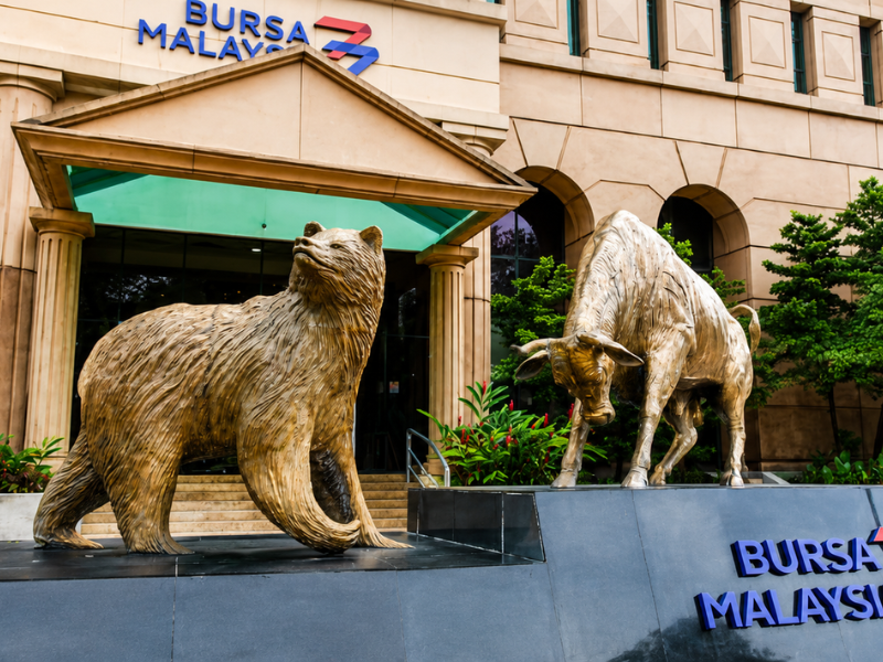 Malaysian Shares Fall as Trump Tariffs and Rising Oil Prices Weigh on Markets